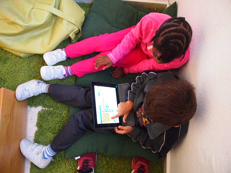 Alumnos de El Gracia usando una tablet
