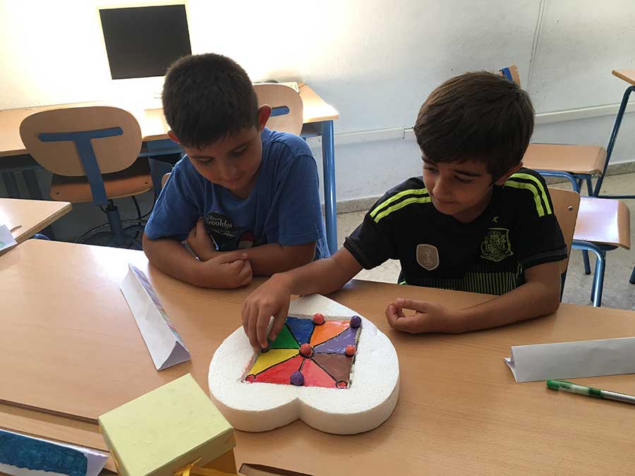 Alumnos trabajando en el aula arte Colegio Público Alternativo